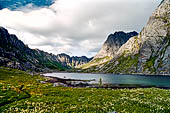 Le isole Lofoten Norvegia. Il minuscolo Djupfjorden vicino Henningsvaer (Austvagoya), dove, posate le bici, abbiamo percorso il breve sentiero che lo costeggia. 